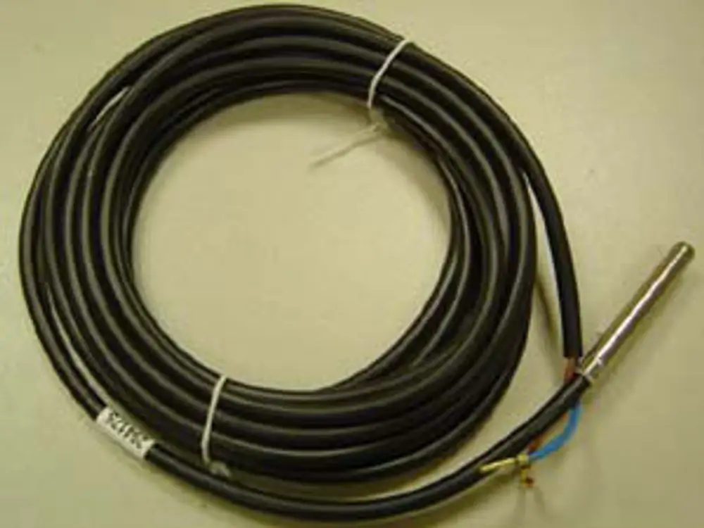 Schwarzes Kabel mit einem Temperaturfühler am Ende. Der Fühler ist für den Einsatz in Brauchwasseranlagen vorgesehen, möglicherweise von der Marke Remeha.